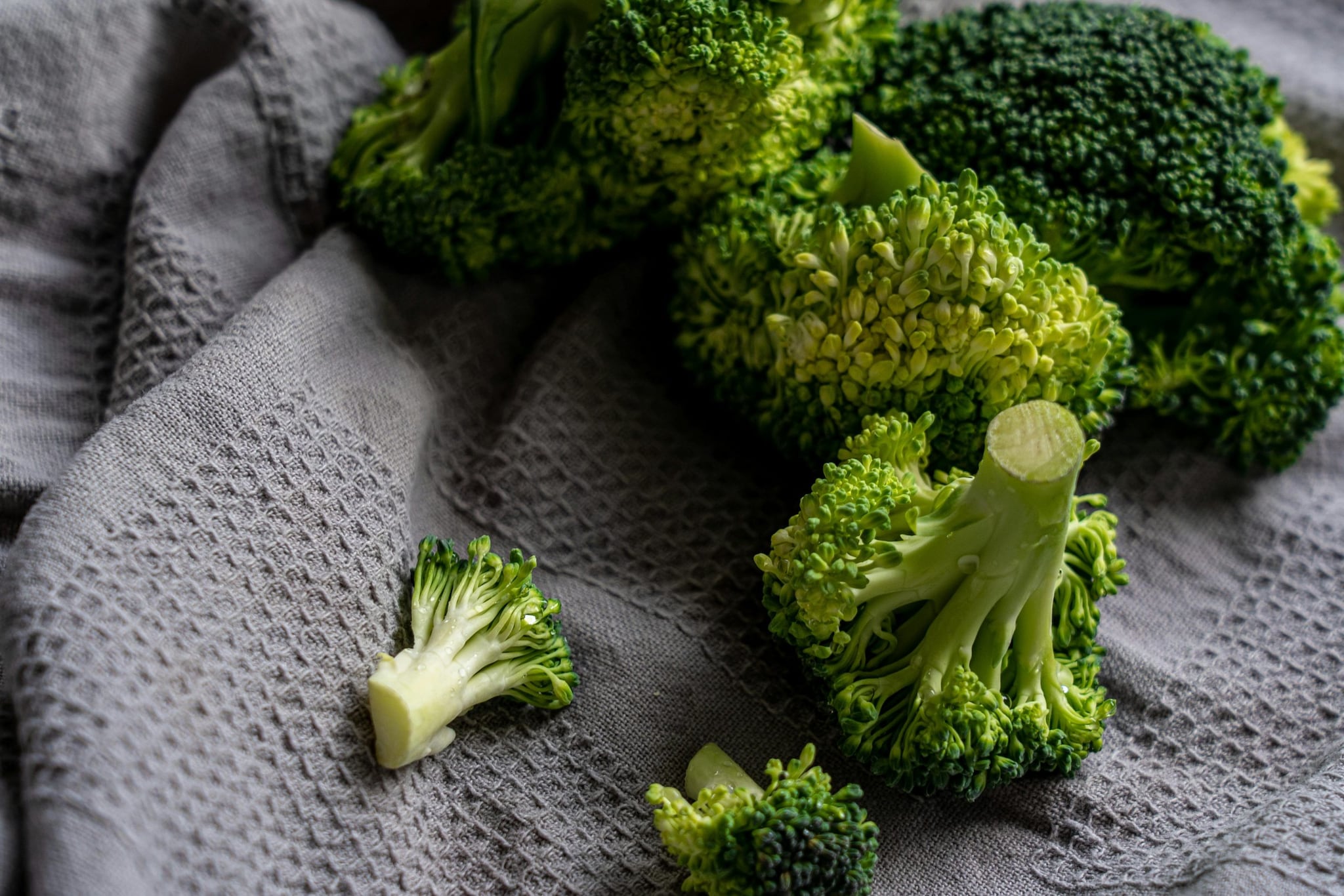 Rich In Fiber: High fiber content aids digestion, prevents constipation, and promotes gut health. In winter, when metabolism may slow down, broccoli’s fiber keeps your digestive system active, supporting overall wellness and maintaining healthy weight.