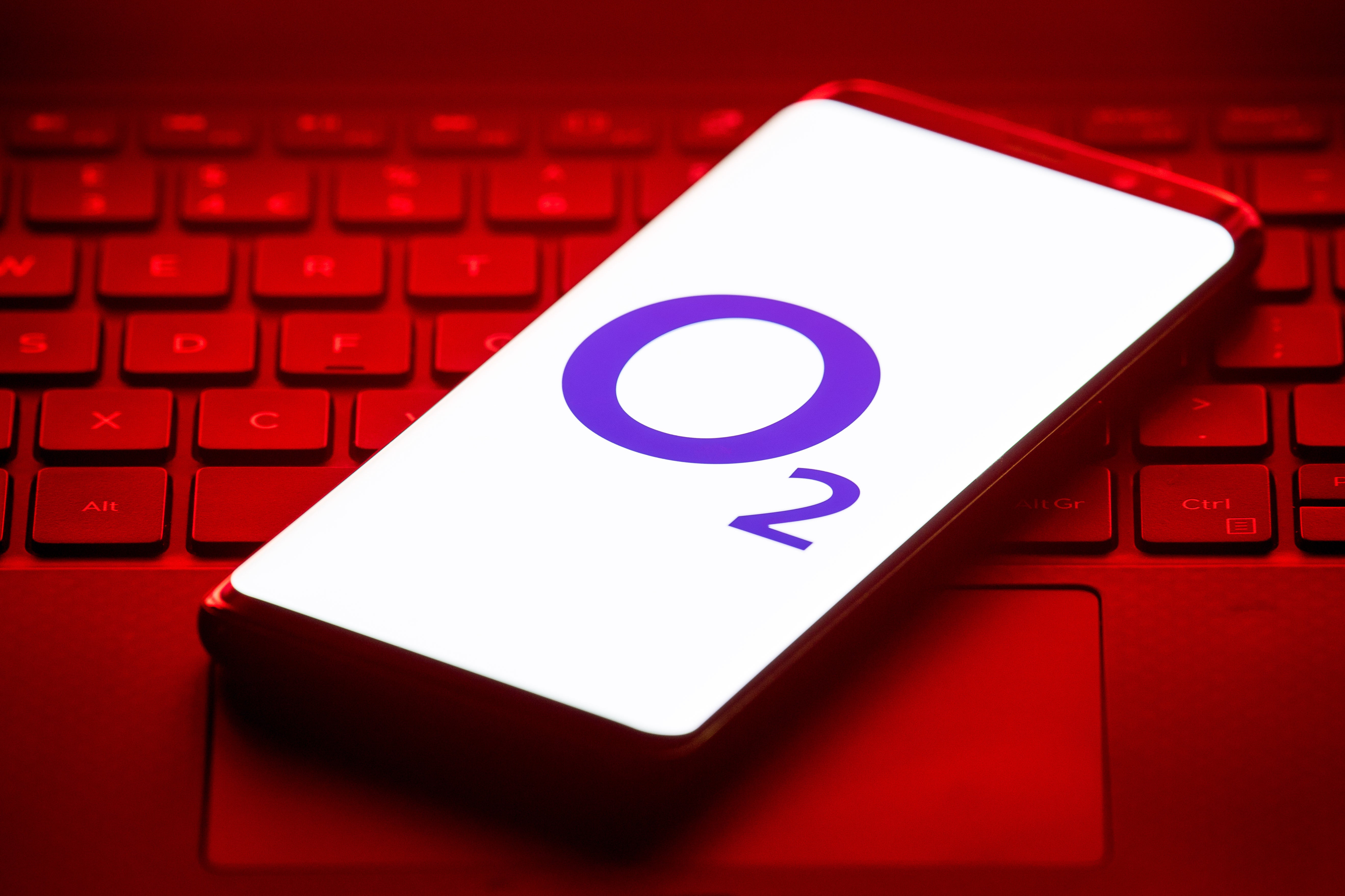 Virgin Media O2 reported a net loss of 397,500 mobile subscribers last year, with a substantial 164,800 departing in the final quarter, primarily due to O2’s price adjustments